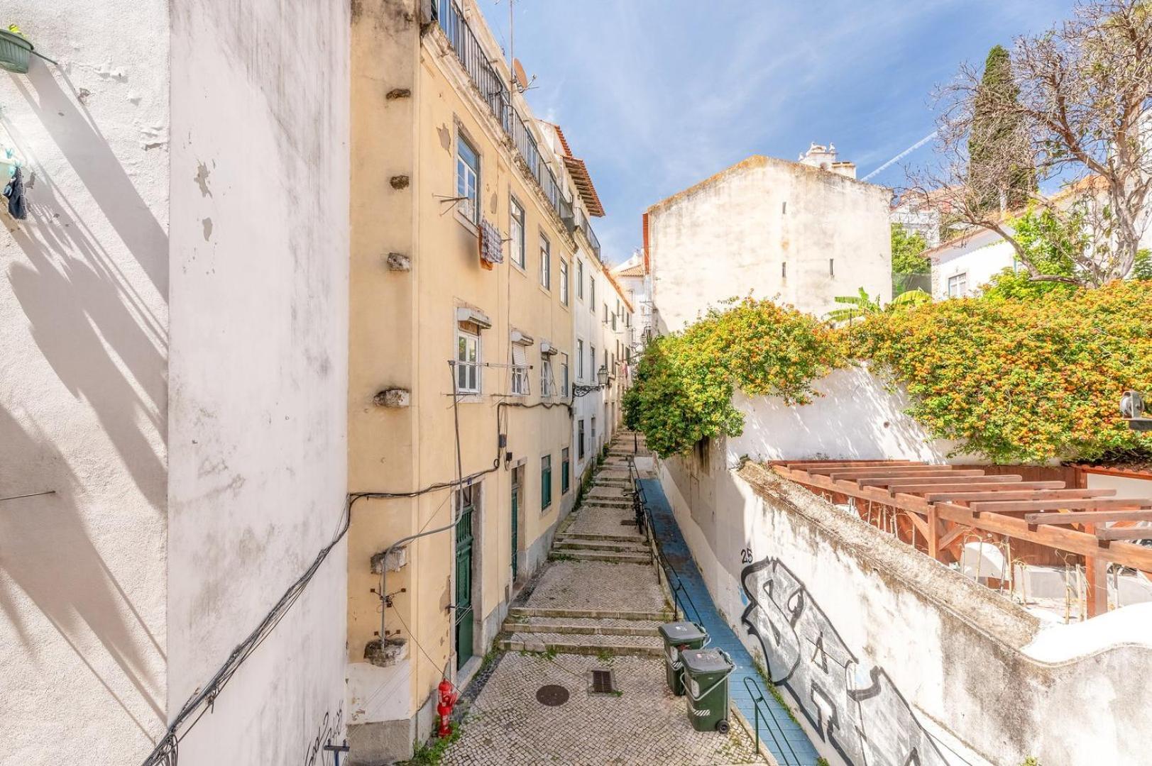 Guestready - Homely Base Near Castle Лиссабон Экстерьер фото